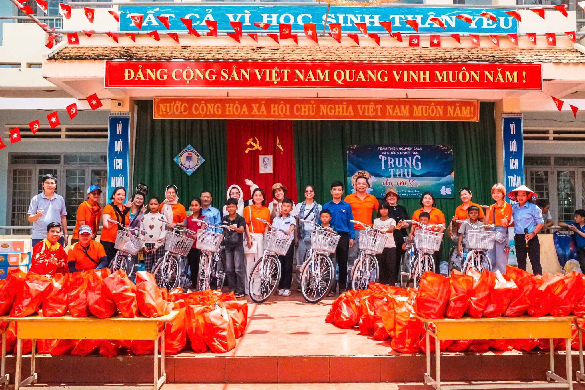 Chương trình “Trung thu cho em” tại trường Tiểu học Trần Quốc Toản